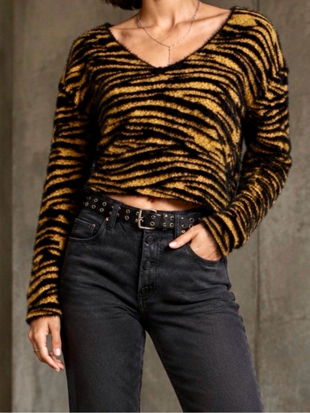 Leith Tiger Striped V-Neck Sweater Cropped Animal Print Size L MOB WIFE